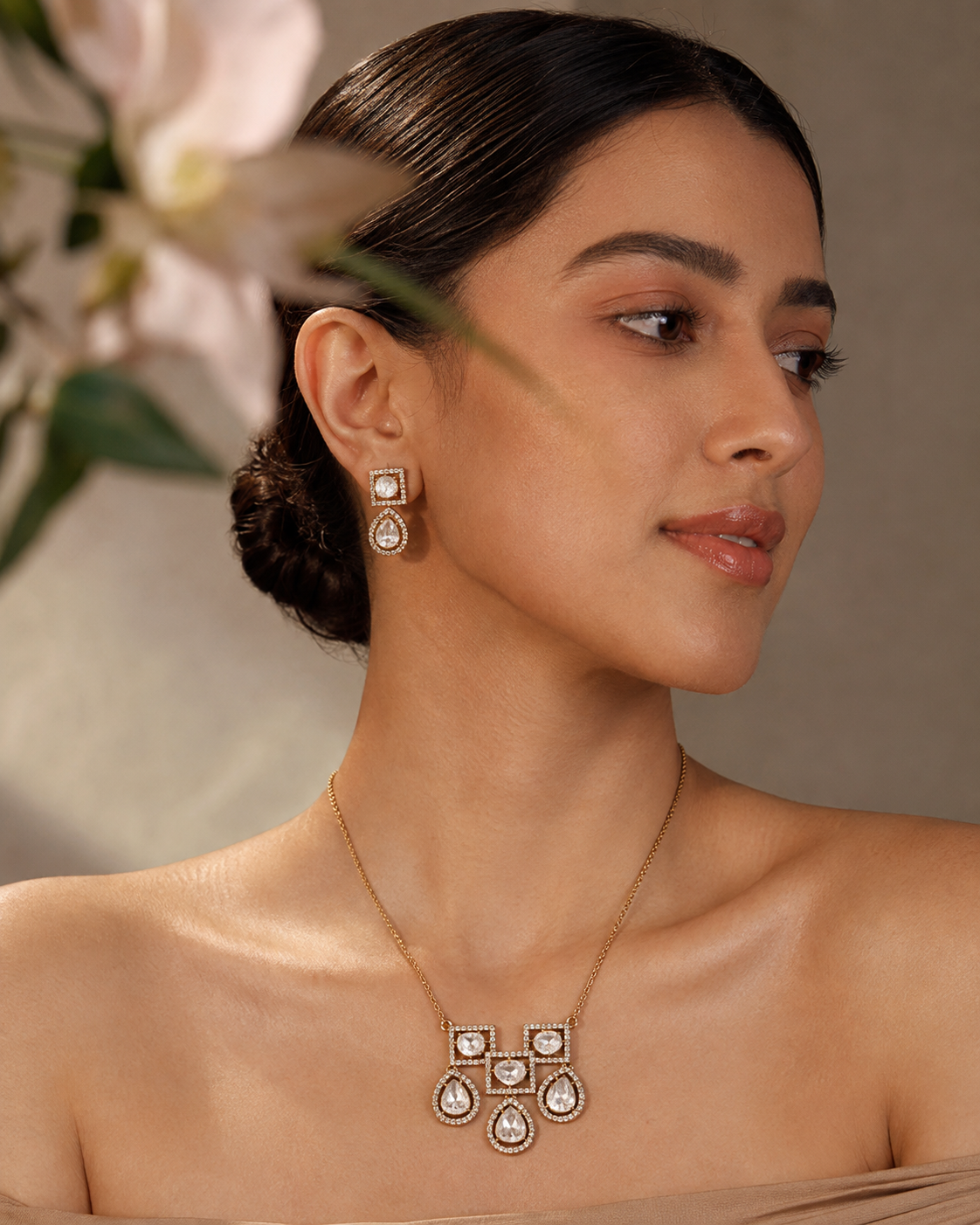 Ahaana Pendant Set